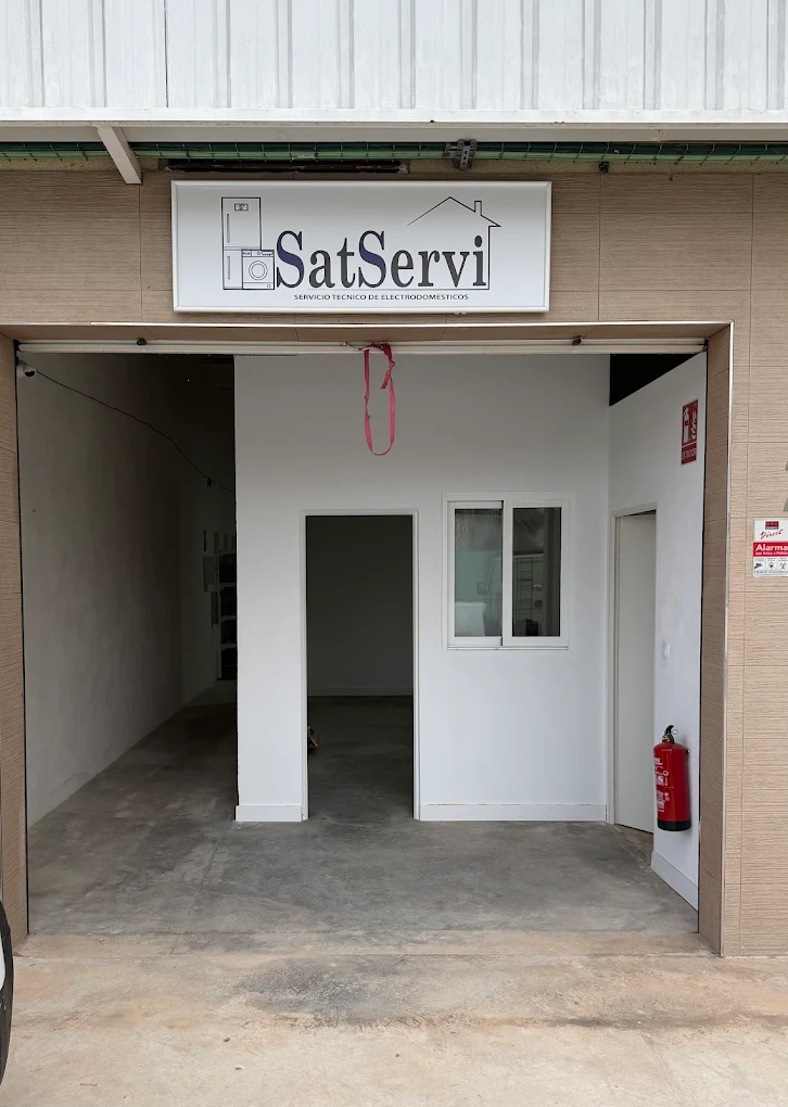 Entrada de las instalaciones de SatServi en Murcia con el rótulo de la empresa